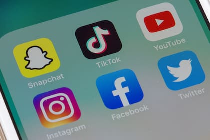 Una revisión de doce estudios que evaluaron adolescentes de 10 a 19 años mostró que aquellos con dependencia a internet sufren alteraciones en el cerebro y cambios de conducta