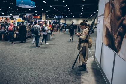 Una Rey chequea su celular dentro de la convención