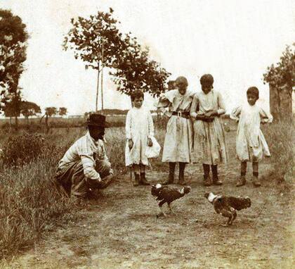 Una riña de gallos a fines del siglo XIX, donde se ve que niños y mujeres son parte del público
