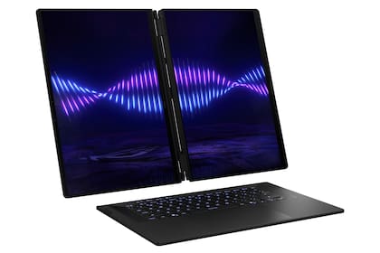 Una ROG Zephyrus Duo 2026; con el teclado desmontable se pueden usar las dos pantallas de 14 pulgadas, unidas por una bisagra, en múltiples configuraciones