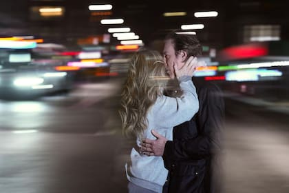 Una romántica escena en las calles de Nueva York desembarcará en la segunda temporada de la serie