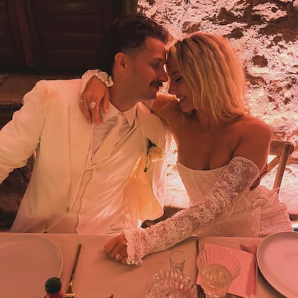 Una romántica postal de Liam (que es jugador de hockey) y Nicole en la fortaleza Lovrijenac.