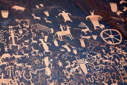 Una rueda entre los petroglifos -diseños simbólicos grabados en rocas- de Newspaper Rock State Historic Monument en Utah. Los primeros grabados fueron hechos hace unos 2000 años