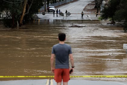 Una ruta cortada por las inundaciones en Gilroy, California