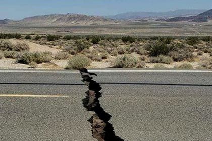 Una ruta dañada por el terremoto en Trona, en el condado de San Bernardino, California