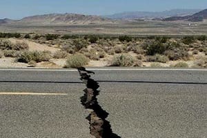 Una ruta dañada por un terremoto de 2019 en Trona, en el condado de San Bernardino, California