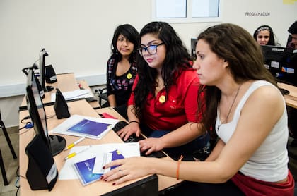 Una sala con computadoras es un elemento básico de las Casas del Futuro