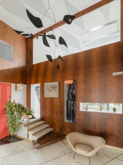 Una sala de estar en la Villa Planchart, donde el arte está presente en cada ambiente