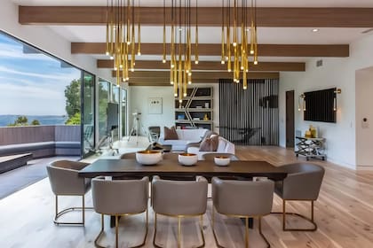 Una sala de estar que se destaca por su amplitud