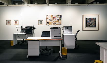 Una sala de Fundación Andreani, transformada en oficina para "Falso positivo"