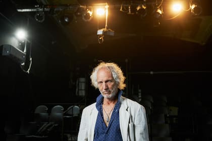 Una sala de teatro, un ecosistema que les muy propio a un actor que también transita con comodidad los medios audiovisuales