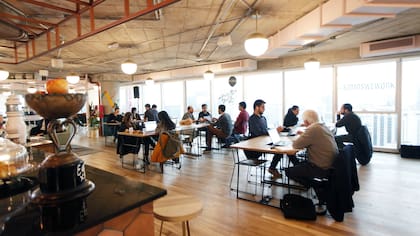 Una sala de WeWork, una empresa que ofrece espacios de trabajo colaborativo, en Buenos Aires