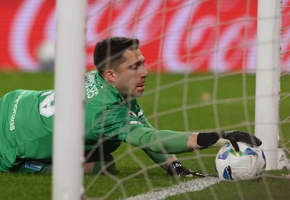 Una salvada in extremis de Cambases frente a Vélez Sarsfield en el segundo partido de la serie de cuartos de final de Copa Libertadores; el arquero acompaña el buen presente internacional de Racing.