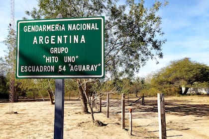 En uno de los extremos más alejados de Salta, Gendarmería Nacional ejerce soberanía. Son los límites finales de la Argentina: el paso internacional de la comunidad originaria "Hito Uno", custodiado por fuerzas federales y –del otro lado– por el ejército de Bolivia