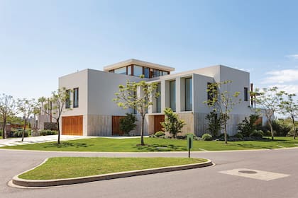 Una secuencia de enormes ventanales propone un ritmo en la fachada que se enriquece con el juego de luces y sombras.