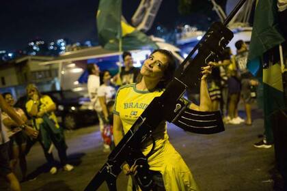 Una seguidora de Bolsonaro celebra en Río de Janeiro,146x250mm