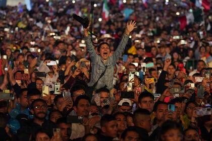Una seguidora de López Obrador vitorea durante el llamado "Grito de Independencia" en la Plaza del Zócalo
