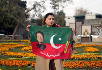 Una seguidora del ex primer ministro de Pakistán Imran Khan y de su partido político, Pakistan Tehreek-e-Insaf (PTI), participa en un mítin de campaña en Lahore, Pakistán, el 28 de enero de 2024. (AP Foto/K.M. Chaudary)