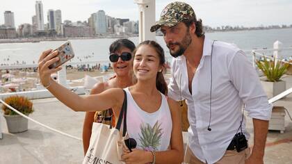 ¡Una selfie! Al actor suelen reconocerlo en las calles de Mar del Plata y pedirle fotos y él, de buen humor, acepta los pedidos
