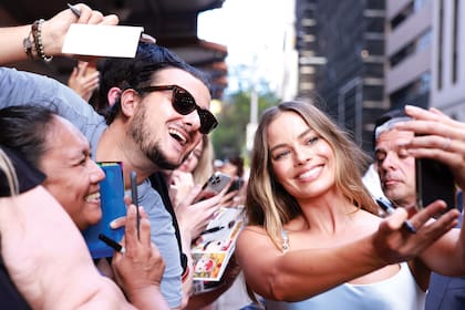 Una selfie con sus fans en Australia, durante el estreno de "Babylon", la película que protagoniza junto a Brad Pitt.