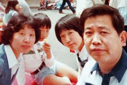Una selfie de las vacaciones de Hiroshi Ueda tomada con el palo extensible que inventó en 1983