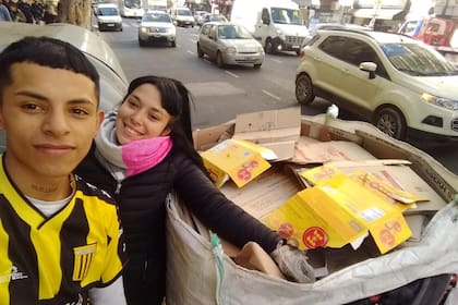 Una selfie de otros tiempos: Antonella y Alexis, cuando se ganaban la vida juntando cartones
