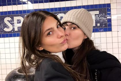Una
selfie de Polak con su hija, la
actriz Camila Morrone, quien
recientemente estrenó "Algo
terrible está por suceder",
la miniserie de Netflix que
protagoniza junto a
Jennifer Jason Leigh