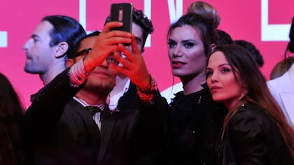 ¡Una selfie! Flor de la V, Fabián Medina Flores e Ivana Figueiras se relajaron y aprovecharon para sacarse una selfie