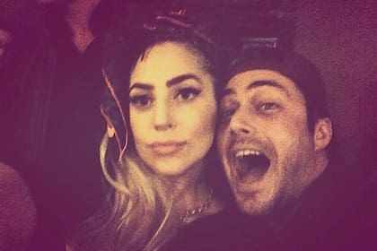 Una selfie más de los tortolitos...