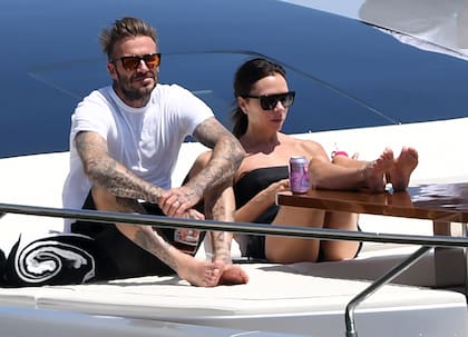 Una semana antes del casamiento de Brooklyn Beckham, David y Victoria Beckham disfrutan de un día en su yate Seven