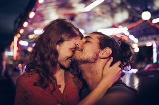 "Conocí a un extranjero, él volvió a su ciudad y seguimos hablando, ¿qué somos?"