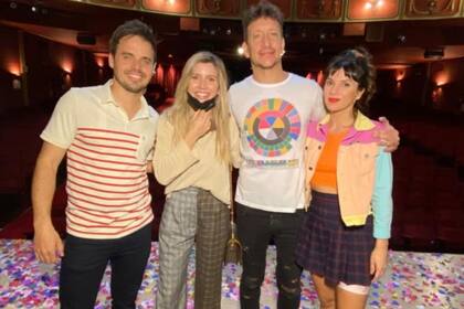 Laurita Fernández junto a Nicolás Vázquez, Gime Accardi y Benja Rojas tras la función de "Una Semana Nada Más"