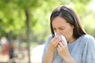 “Una señal clave de que tu fatiga es causada por una alergia es si tenés otros síntomas, también de alergia, al mismo tiempo”, dice la Dra. Tirumalasetty