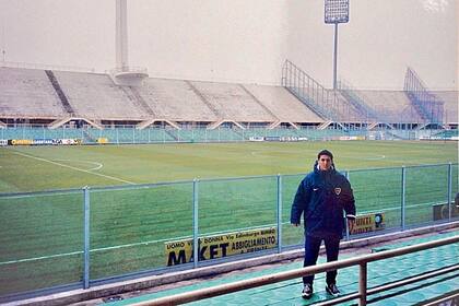 Una señal del destino, una imagen con alto valor simbólico en el estadio Artemio Franchi: febrero de 1999, Burdisso viajó a Italia con las juveniles de Boca para participar de la Copa Carnevale, en Viareggio..., a 100km de Firenze. Más de dos décadas después, es el director deportivo del club viola 