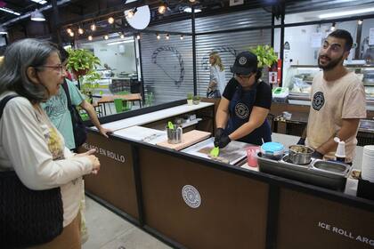 Una señora aguarda por su helado tailandés