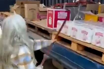 Una señora atacó a fierrazos a un camión de reparto de bebidas en Avellaneda