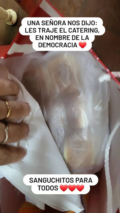 Una señora le llevó una bolsa de sandwiches a Paulina Cocina mienrtas oficiaba de autoridad de mesa