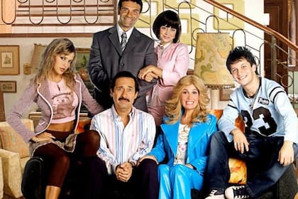 Casados con hijos, tuvo a Marcelo De Bellis, Érica Rivas, Luisana Lopilato, Guillermo Francella, Florencia Peña y Darío Lopilato como protagonistas; para la versión teatral, tras la salida de Rivas, Jorgelina Aruzzi se sumó al proyecto