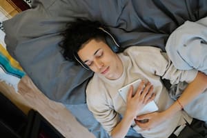 La razón científica por la que deberías escuchar música antes de dormir