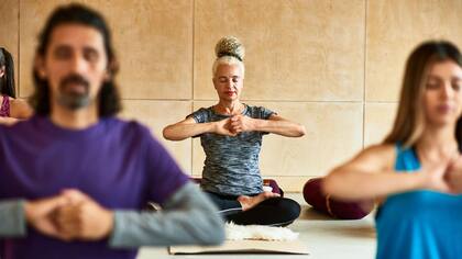 Una serie de investigaciones recientes revelan que el yoga es una disciplina que ayuda no solo a la salud física, sino también a la mental