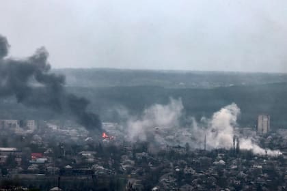 Una serie de "potentes" ataques rusos contra infraestructuras militares en Lviv, el 18 de abril de 2022, dejaron varios muertos y provocaron incendios en la ciudad del oeste de Ucrania.