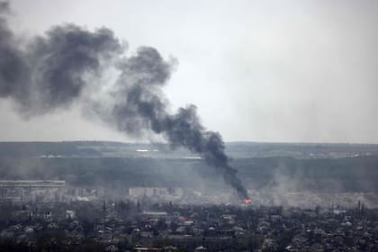 Una serie de "potentes" ataques rusos contra infraestructuras militares en Lviv, el 18 de abril de 2022, dejaron varios muertos y provocaron incendios en la ciudad del oeste de Ucrania