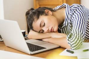 Una compañía anuncia una siesta diaria de 30 minutos para sus empleados para mejorar su productividad