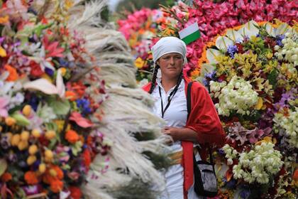 Una silletera entre dos silletas "monumentales"