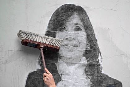 Una simpatizante de Cristina pega un cartel frente a su casa