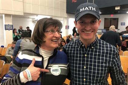 Una simpatizante de Elizabeth Warren, feliz luego de haber convencido a uno de Andrew Yang de respaldar a la senadora por Massachusetts.