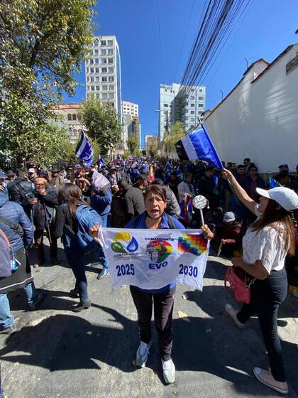 Una simpatizante de Evo Morales protesta ante el Tribunal Supremo Electoral de Bolivia. El expresidente quiere presentarse a la reelección en 2025 a pesar de la decisión contraria de la justicia boliviana.