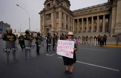 Una simpatizante del depuesto presidente Pedro Castillo frente al Palacio de Justicia de Lima