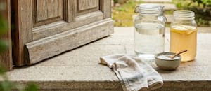 Estos son los beneficios de limpiar la puerta de entrada con agua, vinagre y sal