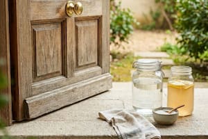 ¿Cuáles son los beneficios de limpiar la puerta de entrada con agua, vinagre y sal?